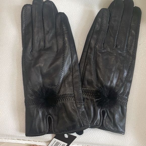 Genuine Leather gloves with fur Bobble - Picture 3 of 3